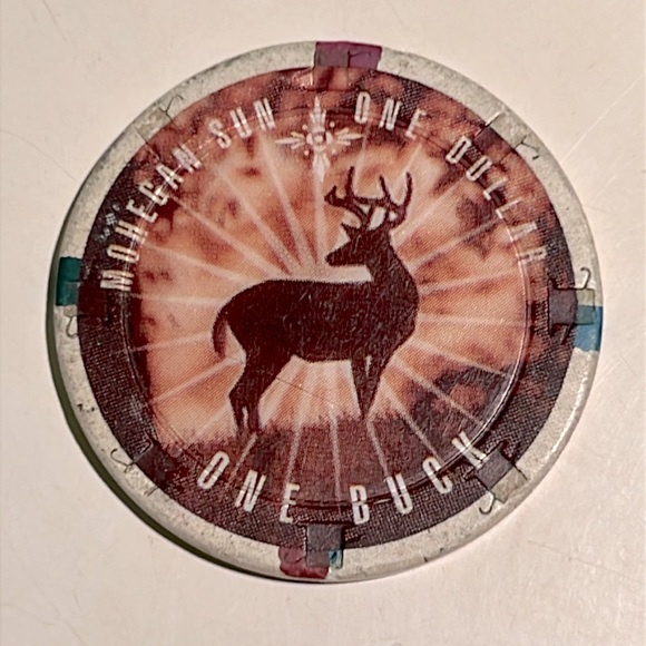 🃏🎰 TWO RETIRED UNCASHABLE MOHEGAN SUN IN UNCASVILLE, CT $1 ONE BUCK CASINO CHIP - Picture 2 of 4